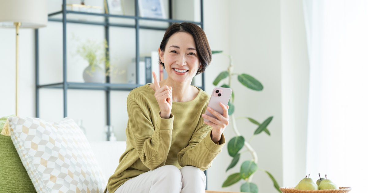 スマートフォンを操作するイメージ