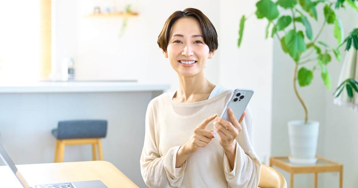 帳簿とパソコンで経費管理するイメージ