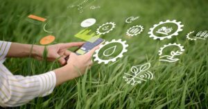 農家がスマートフォンでLINE公式アカウントを見ている